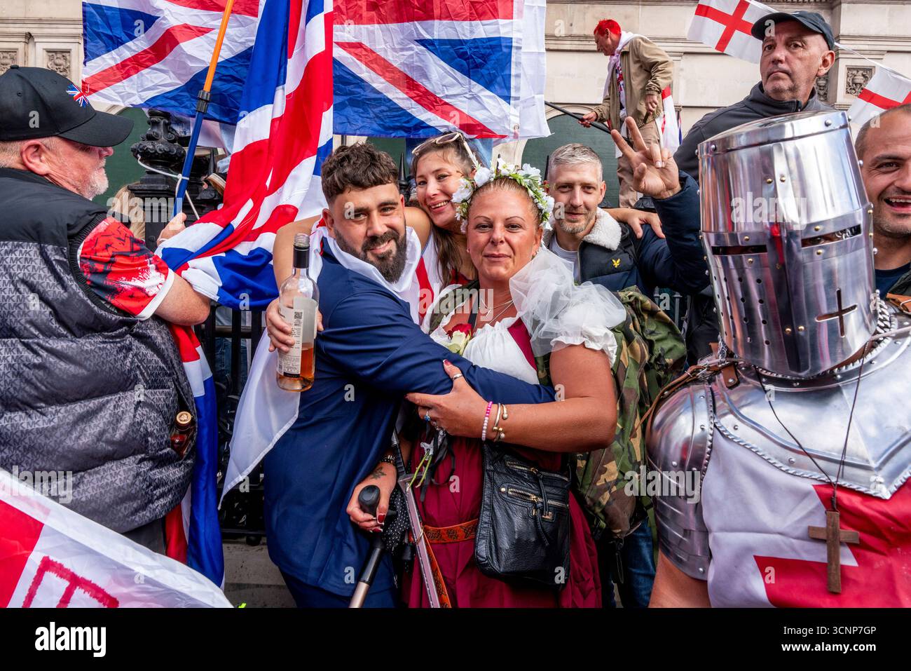 Britische Trachten nehmen an der Unite the Kingdom Rallye in Whitehall teil, die von Tommy Robinson aus London organisiert wurde. Stockfoto