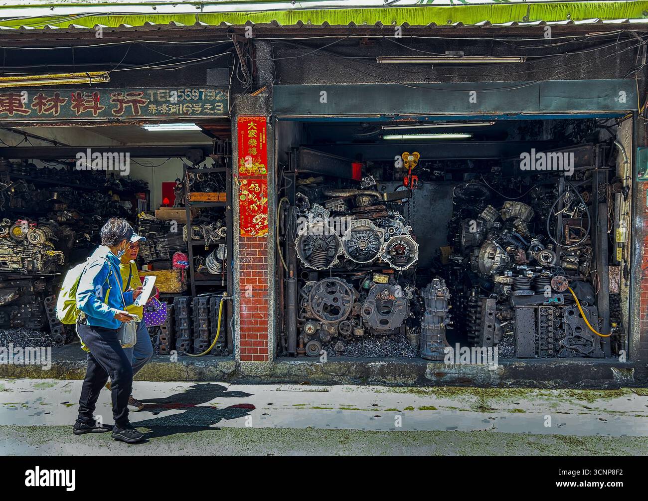 Taipeh, Taiwan, Menschen, Touristen Zu Fuß, Offene Ladenfront, Besuch Der Old Town Street, Autoteilegeschäfte, (Bezirk Datong), Stockfoto