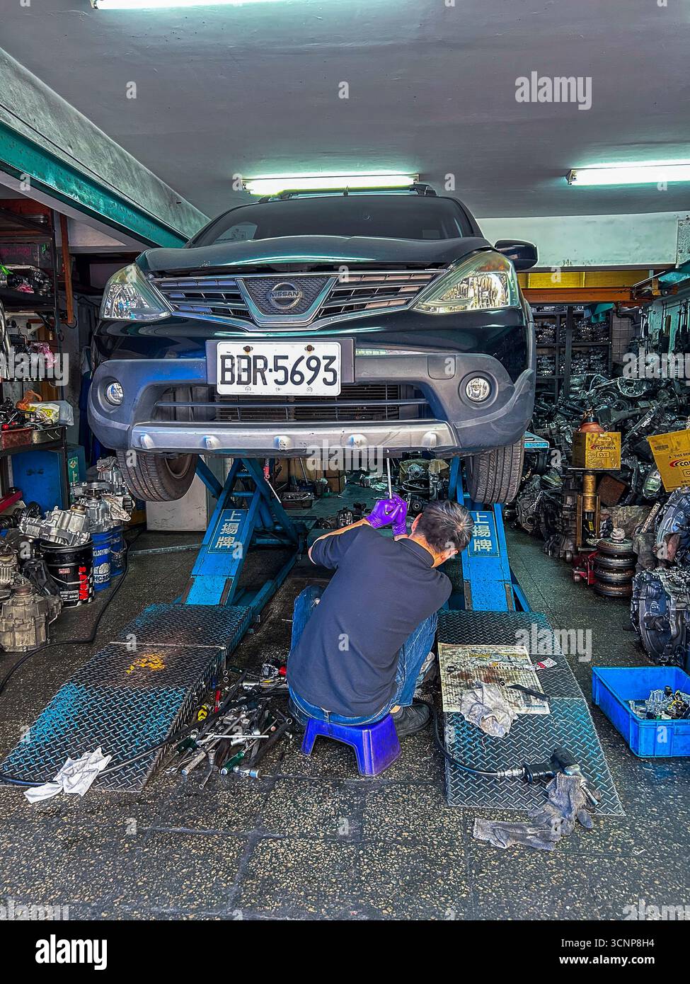 Taipeh, Taiwan, Man Working, Geschäfte In Der Altstadt, Datong District, Autoreparaturwerkstatt, Werkstatt Stockfoto