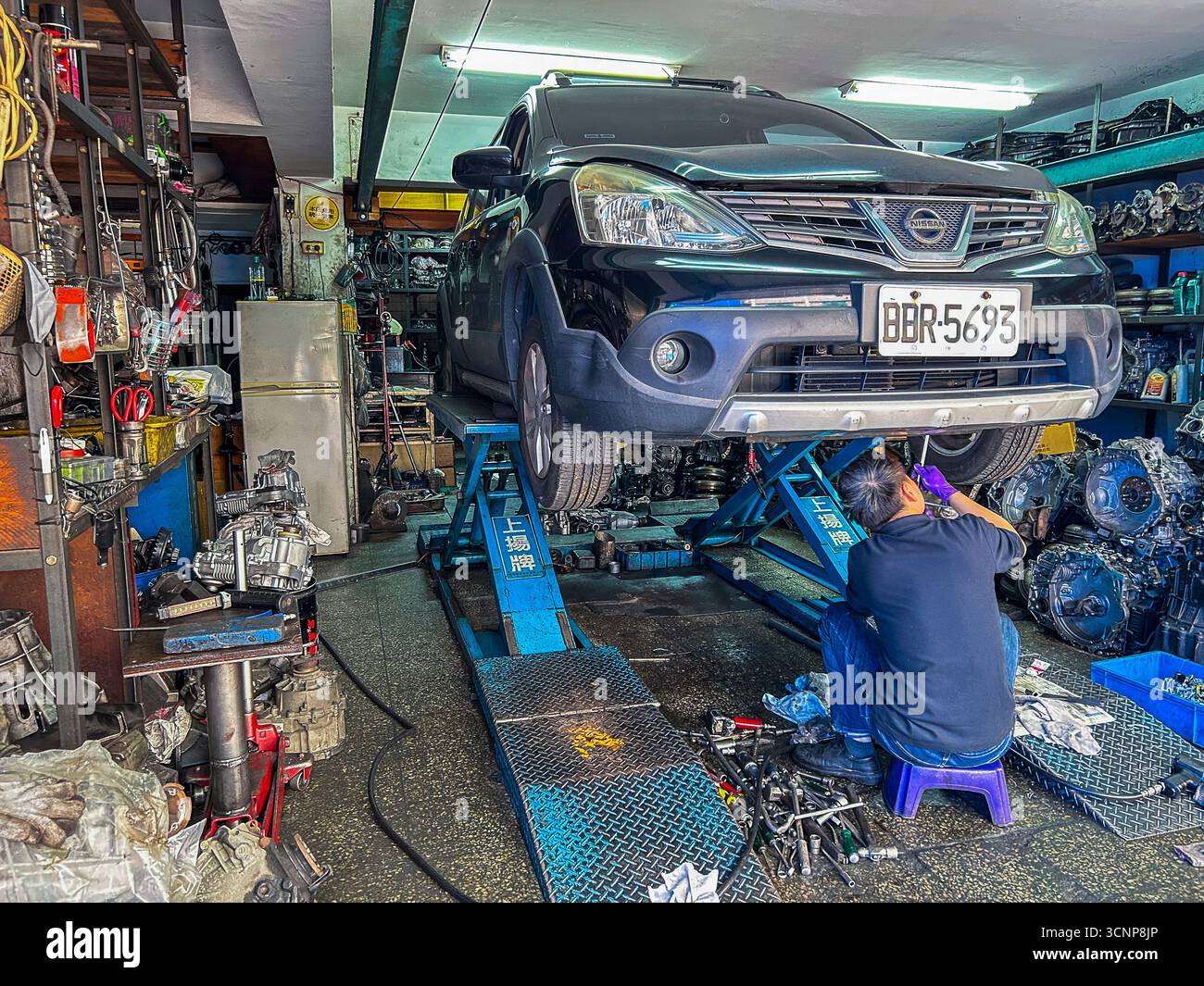 Taipeh, Taiwan, Man Working, Geschäfte In Der Altstadt, Datong District, Autoreparaturwerkstatt, Werkstatt Stockfoto