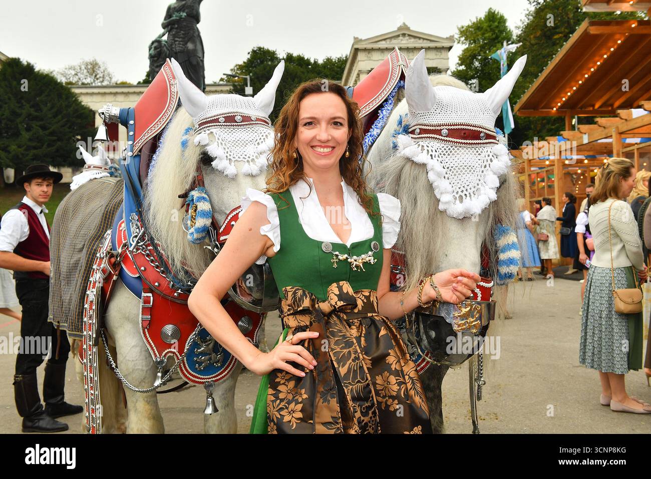 München, Deutschland. September 2025. Stephanie Freifrau von Luttitz kommt am 22. September 2025 bei Damenwiesn Event auf der Theresienwiese in München an. Quelle: Ralph Metzger/Alamy Live News Stockfoto