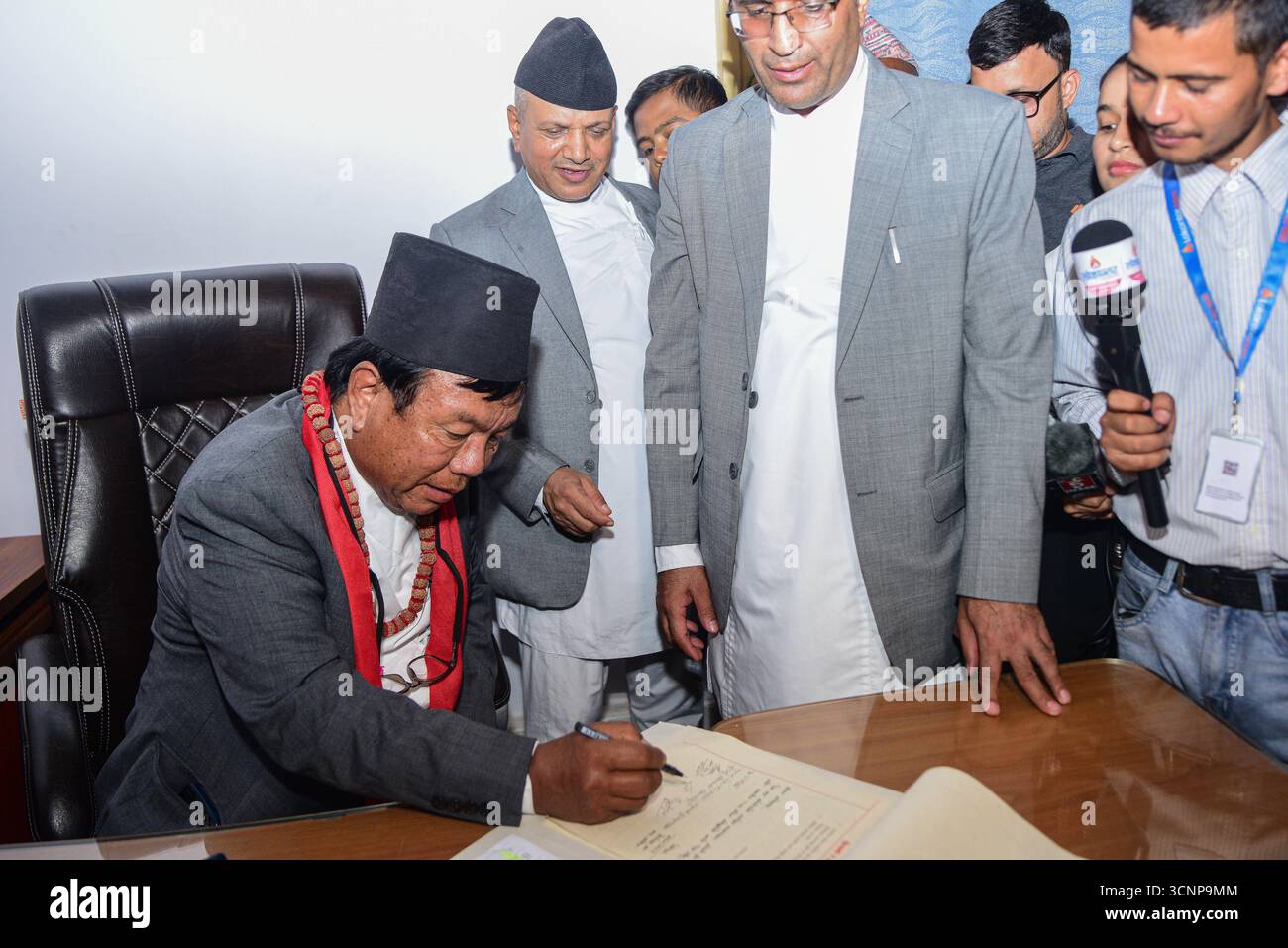 Kathmandu, Nepal. 22. September 2025. MAHABIR PUN, Gründer des Nationalen Innovationszentrums, übernimmt am 22. September 2025 die Leitung des nepalesischen Ministers für Bildung, Wissenschaft und Technologie unter der Interimsregierung unter der Leitung von Premierministerin SUSHILA KARKI. Quelle: Safal Prakash Shrestha/Alamy Live News Stockfoto