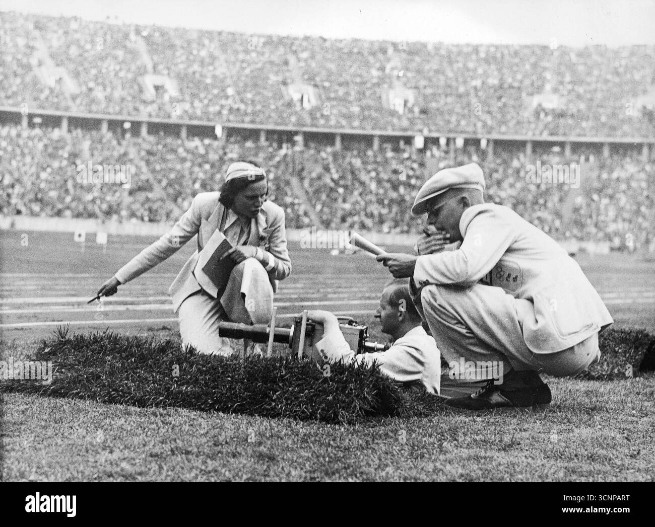 Regisseur Leni Riefenstahl (links) bei der Arbeit, Regie bei einem Kameramann. Olympische Sommerspiele in Berlin 1936 Stockfoto