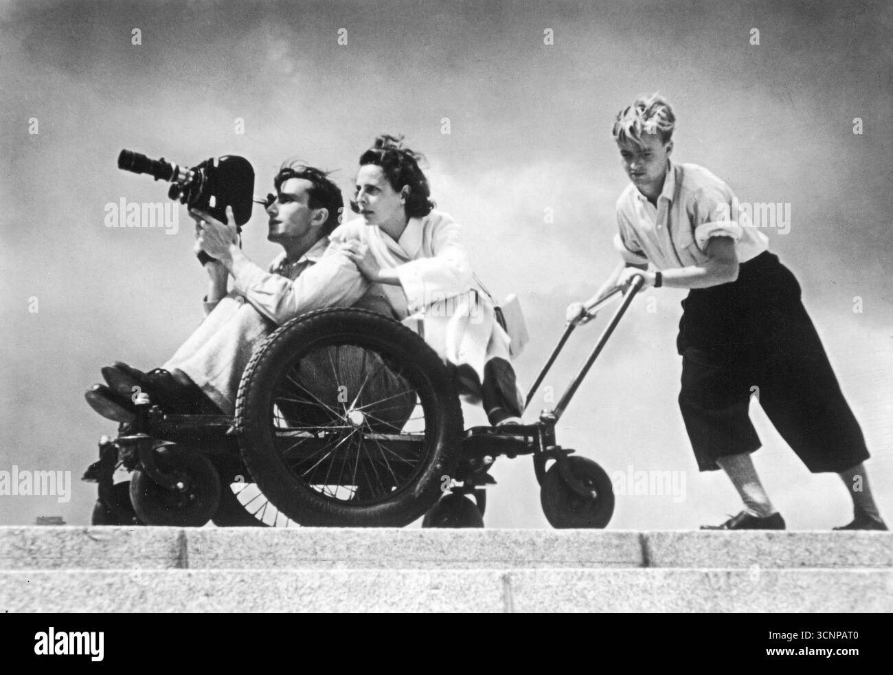 Filmregisseur Leni Riefenstahl (Mitte) und Kameramann Walter Frentz bei den Olympischen Sommerspielen 1936 in Berlin Stockfoto