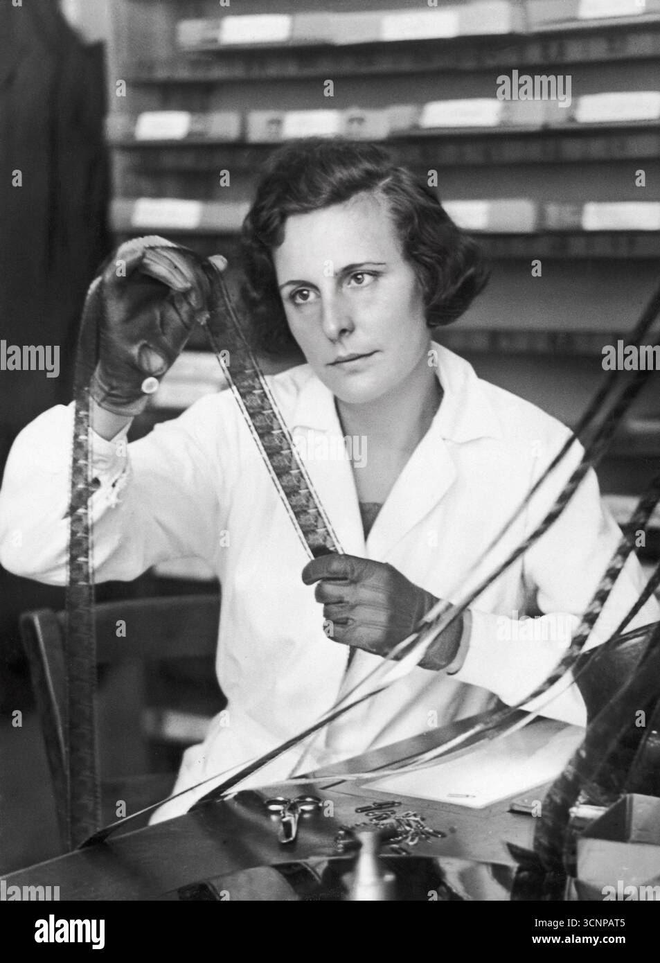 Porträt des deutschen Regisseurs Leni Riefenstahl blickt durch eine Filmrolle, 1935 Stockfoto