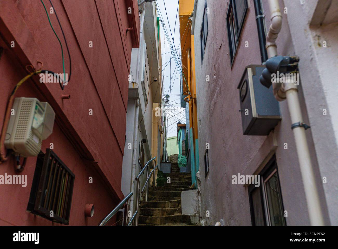 Enge Straße im historischen Gamcheon Culture Village in Busan, Südkorea Stockfoto