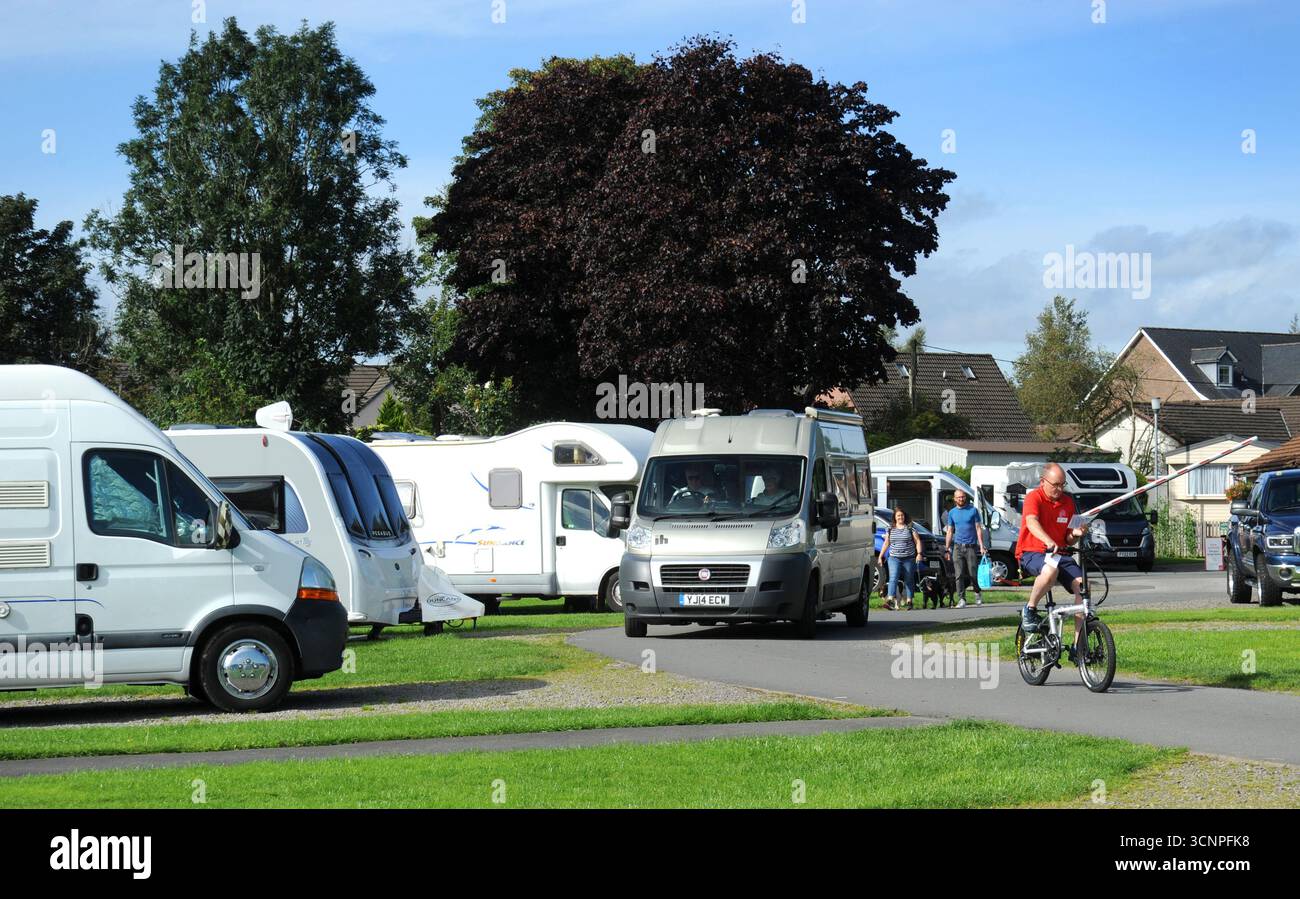 WOHNMOBILE ANKUNFT AUF DEM BRITISCHEN CAMPINGPLATZ RE CAMPINGURLAUB CAMPER CAMPING USW. GROSSBRITANNIEN Stockfoto