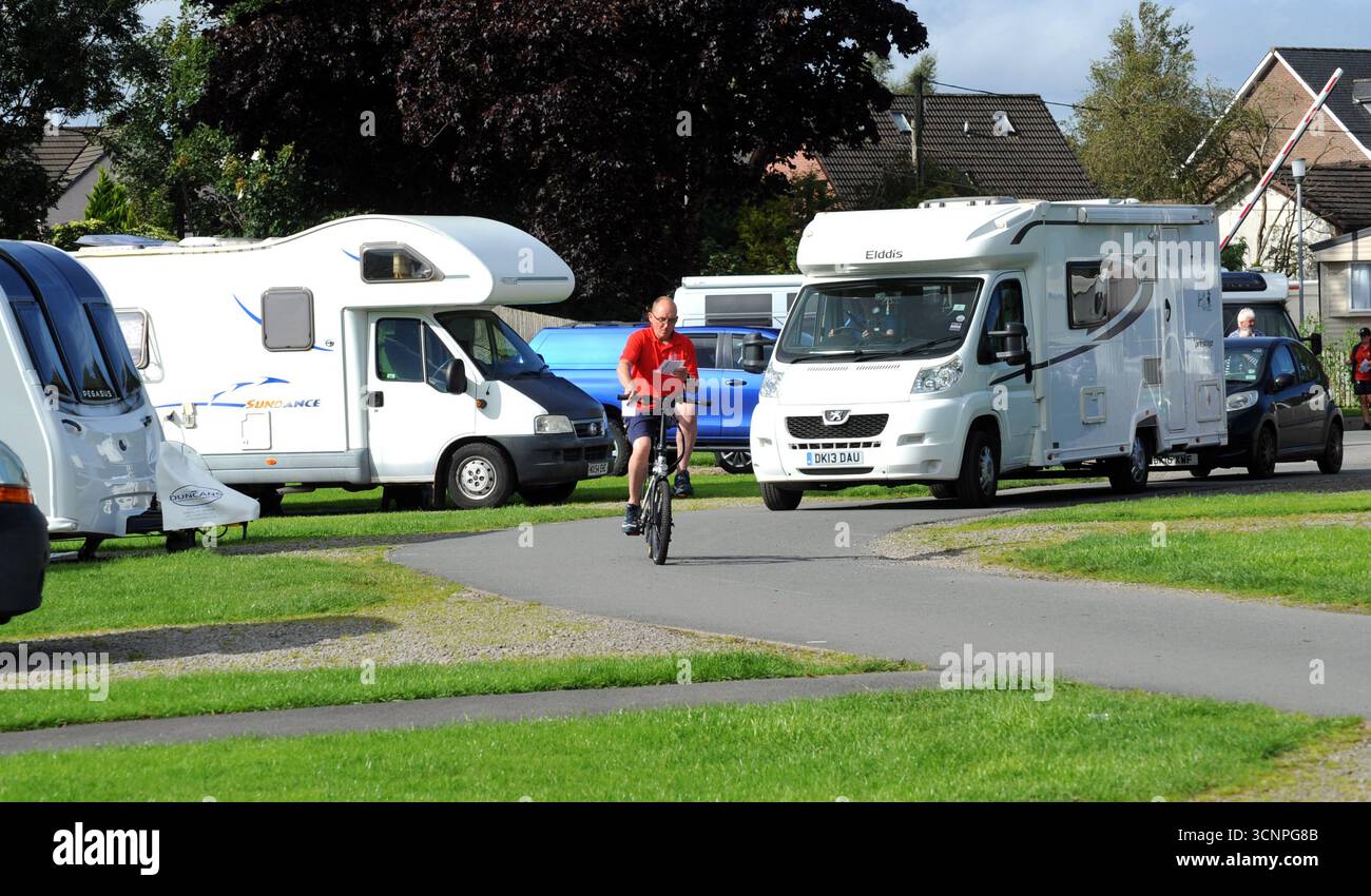 WOHNMOBILE ANKUNFT AUF DEM BRITISCHEN CAMPINGPLATZ RE CAMPINGURLAUB CAMPER CAMPING USW. GROSSBRITANNIEN Stockfoto