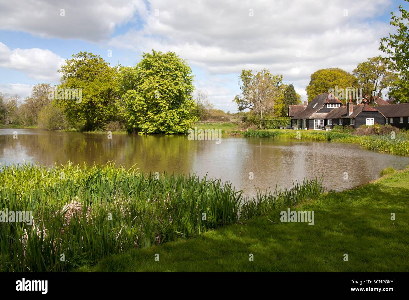 Shermanbury Anwesen und künstlicher See Nr Horsham, West sussex, England Stockfoto