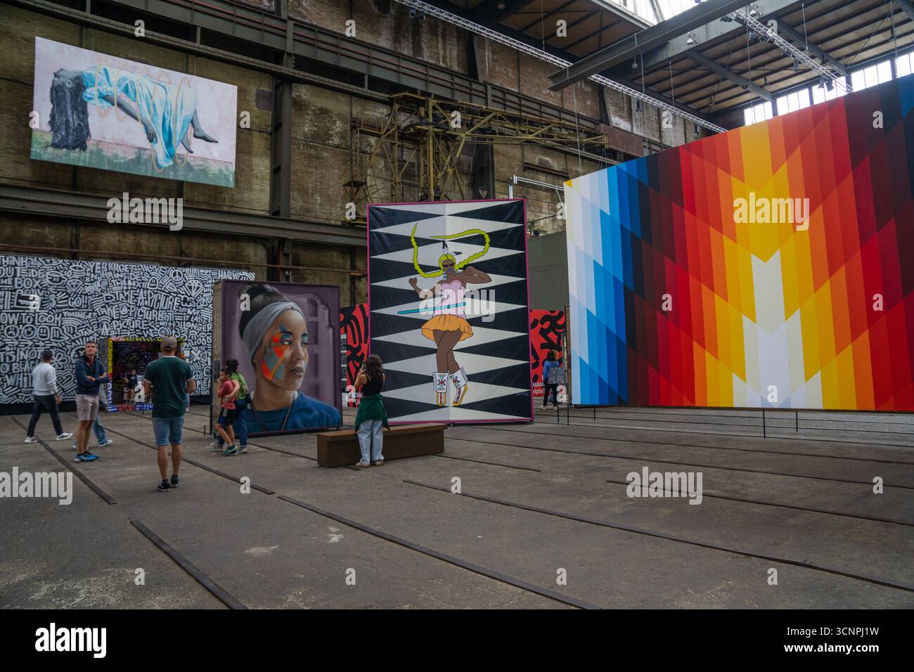 Street Art von brasilianischen Künstlern, die im Straat Museum Amsterdam Niederlande schwebender Frau, den Kopf der Frau, die mit Hula Hoop spielt Stockfoto