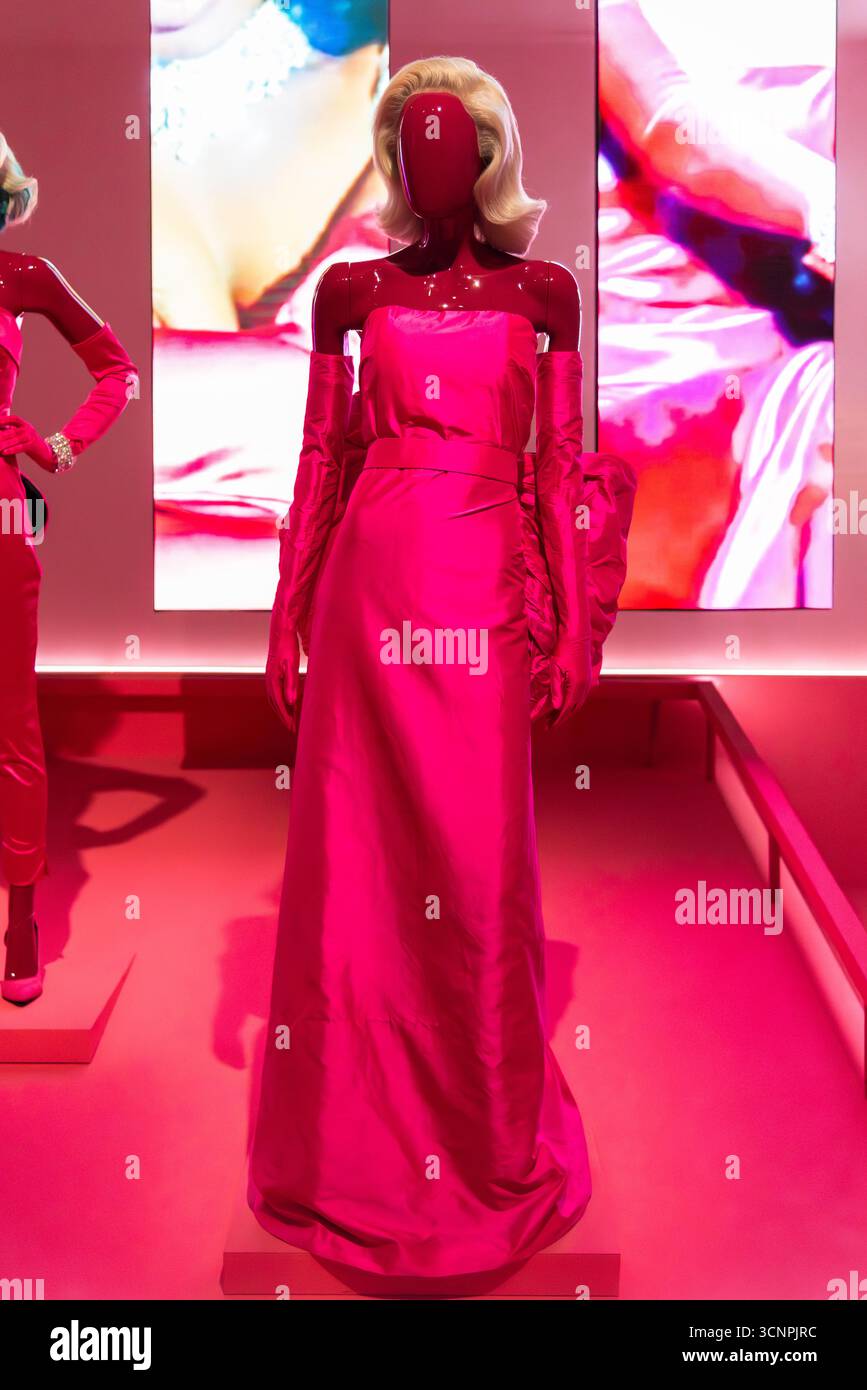 SINGAPUR - America’s Next Top Model (2014), das Kleid des Kandidaten Chantelle Whitney auf ACMI’s Goddess: Brave, Bold, Beautiful. Stockfoto