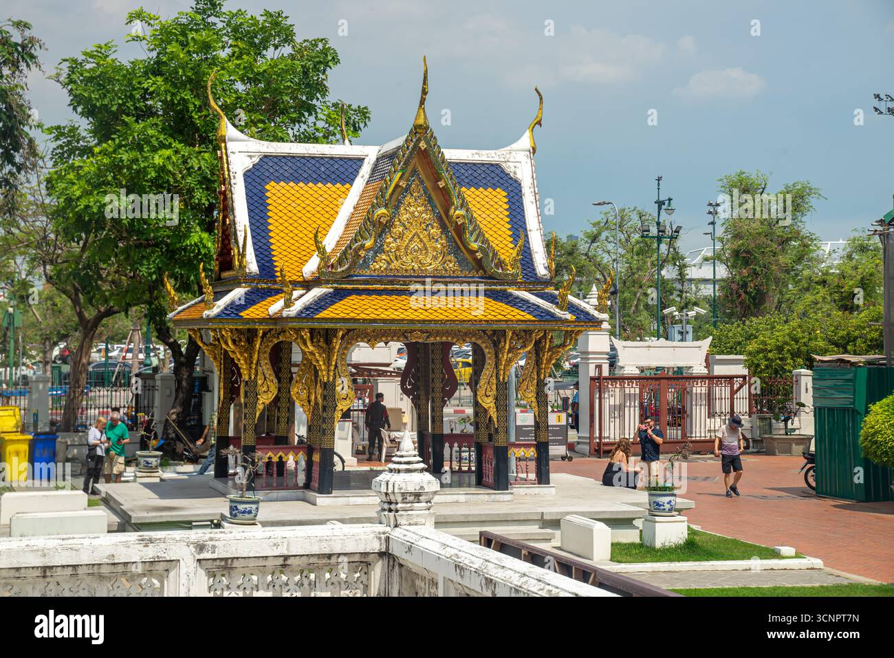 Traditioneller Pavillon im thailändischen Stil, speziell als Sala Long Song bezeichnet, befindet sich auf dem Gelände des Bangkok National Museum in Thailand. Stockfoto