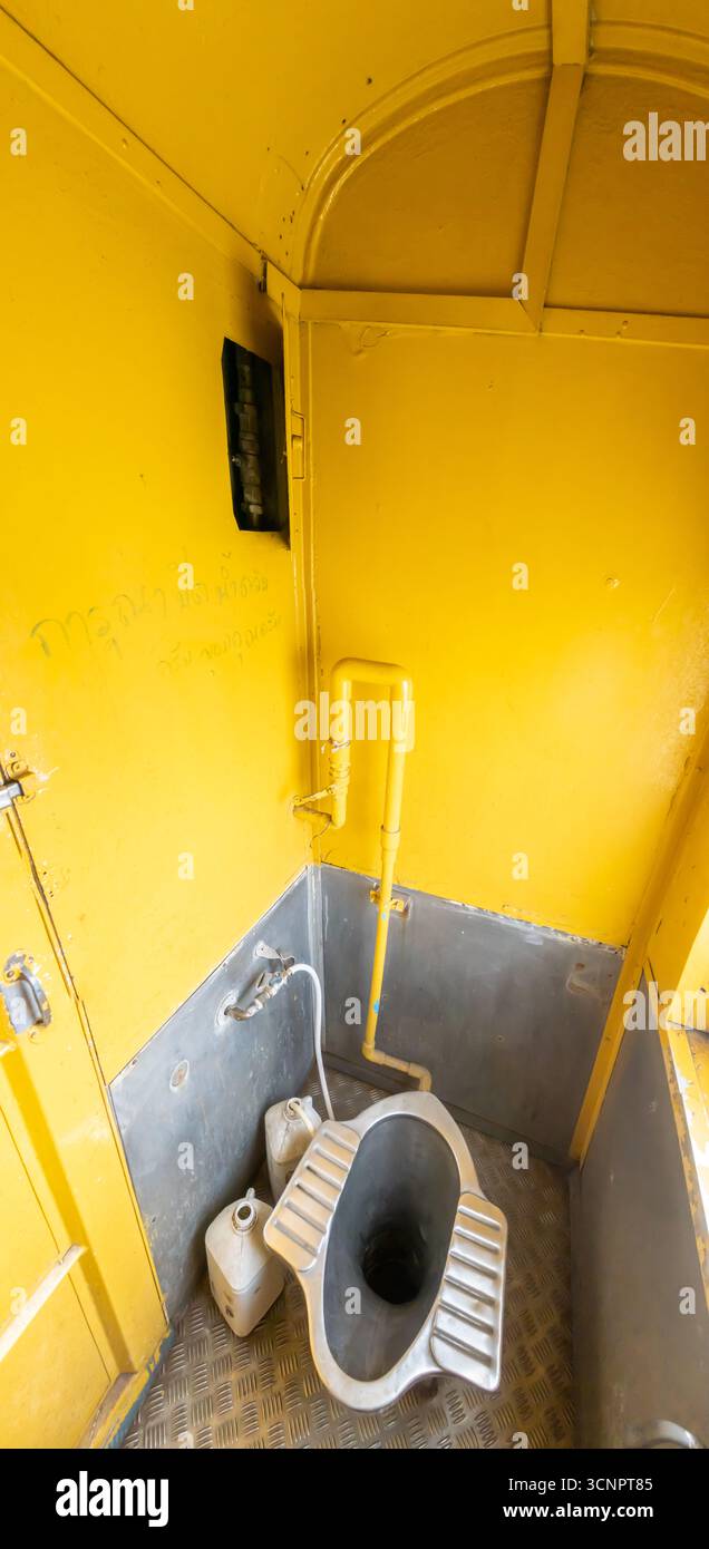 Toilette WC Toilette Toilette im thailändischen Bahninnenraum, 3. Klasse Stockfoto