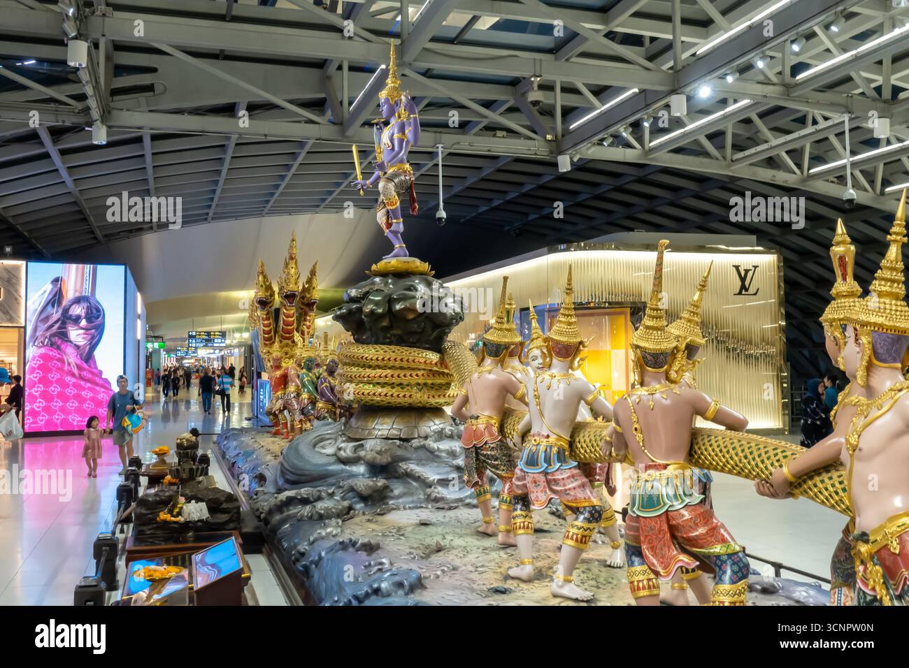 „Szene des Aufwirbelns des Milchmeeres“, eine skulpturale Komposition am Flughafen Bangkok, die die hinduistische Geschichte darstellt Stockfoto