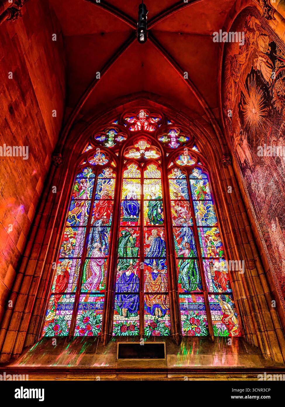 Farbenfrohe Buntglasfenster im Inneren der historischen Kathedrale Stockfoto