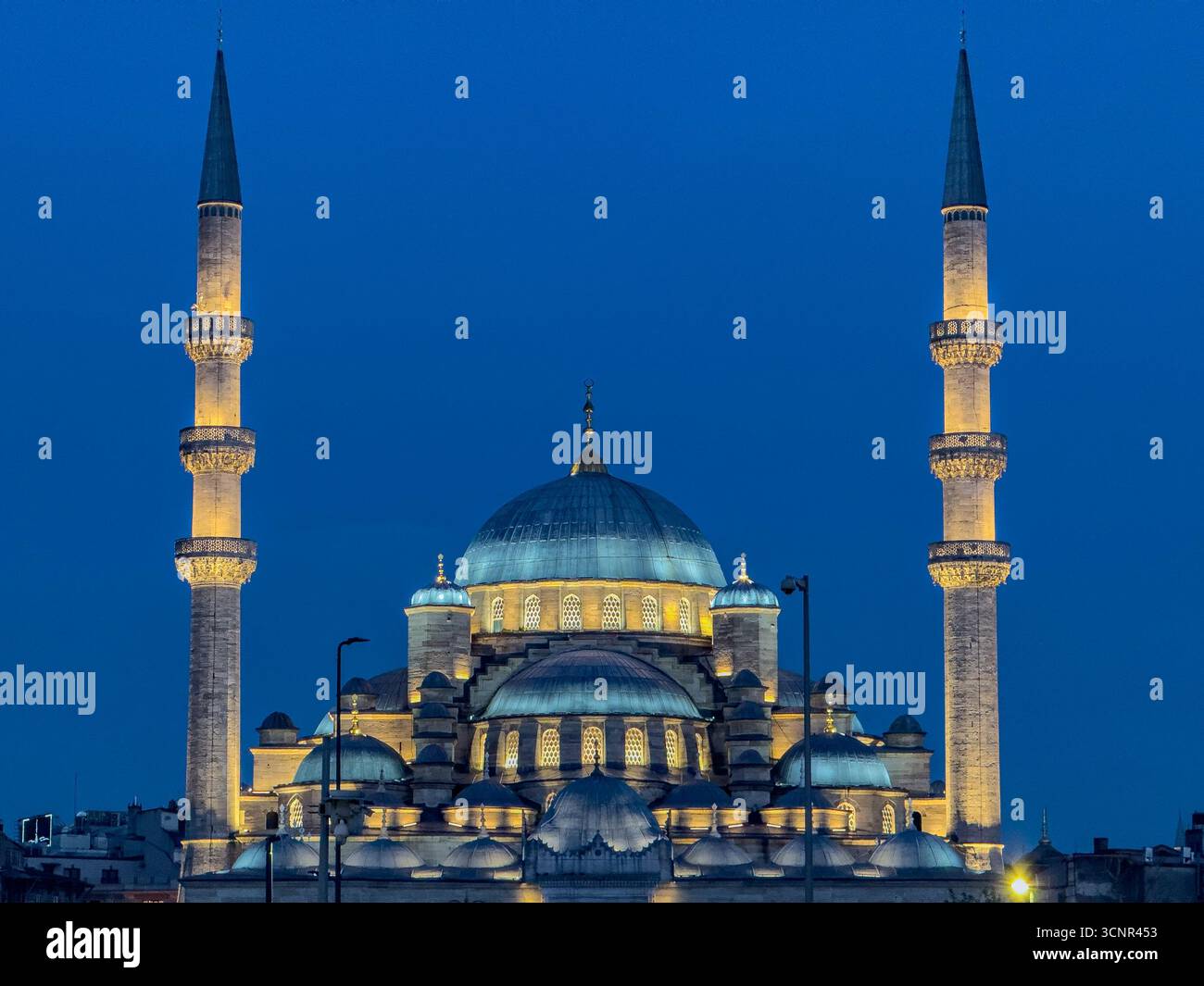 Beleuchtete Moschee mit Minaretten bei Nacht in Istanbul, Türkei Stockfoto