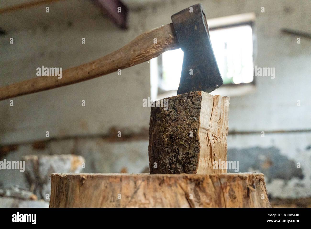 Deutschland - 21. September 2025: Eine Axt in Holz Symbol für Gewalt mit einer Axt und Verbrechen wie Axtattacken und Gewalttaten, bei denen die Axt als Waffe verwendet wird. *** Eine Axt im Holz Symbol für Gewalt mit einer Axt und Verbrechen wie Axtangriff und Gewalttaten, bei denen die Axt als Tatwaffe eingesetzt wird. Stockfoto