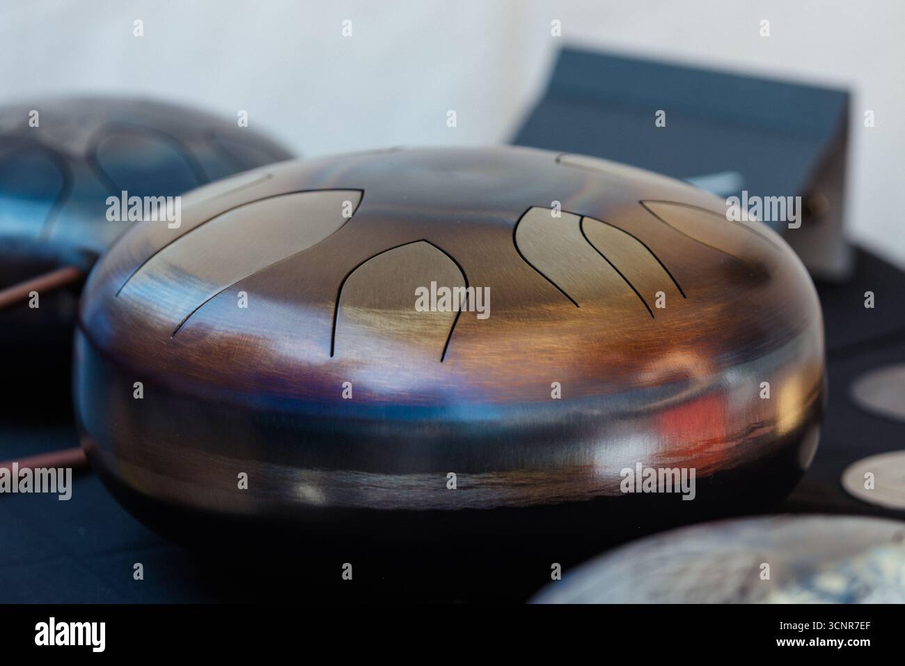 Stahldeichseltrommel. Nahaufnahme eines melodischen Percussion-Instruments, das in Meditation, Yoga, Klangtherapie und Entspannungsmusik verwendet wird Stockfoto
