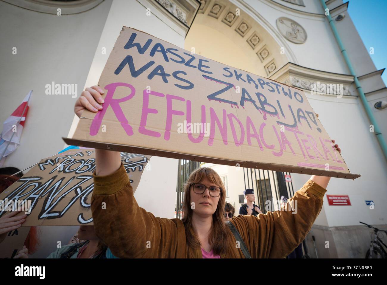 Warschau, Polen. September 2025. Mehrere Dutzend Menschen versammeln sich am 22. September 2025 vor dem Gesundheitsministerium in Warschau, Polen. Demonstranten fordern staatlich subventionierte Gesundheitsleistungen für Geschlechterübergänge, ein Mangel an legislativem Fortschritt und Unterstützung hat sich negativ auf die gesundheitlichen und finanziellen Bedingungen derjenigen ausgewirkt, die einen Übergang benötigen. (Foto: Jaap Arriens/SIPA USA) Credit: SIPA USA/Alamy Live News Stockfoto