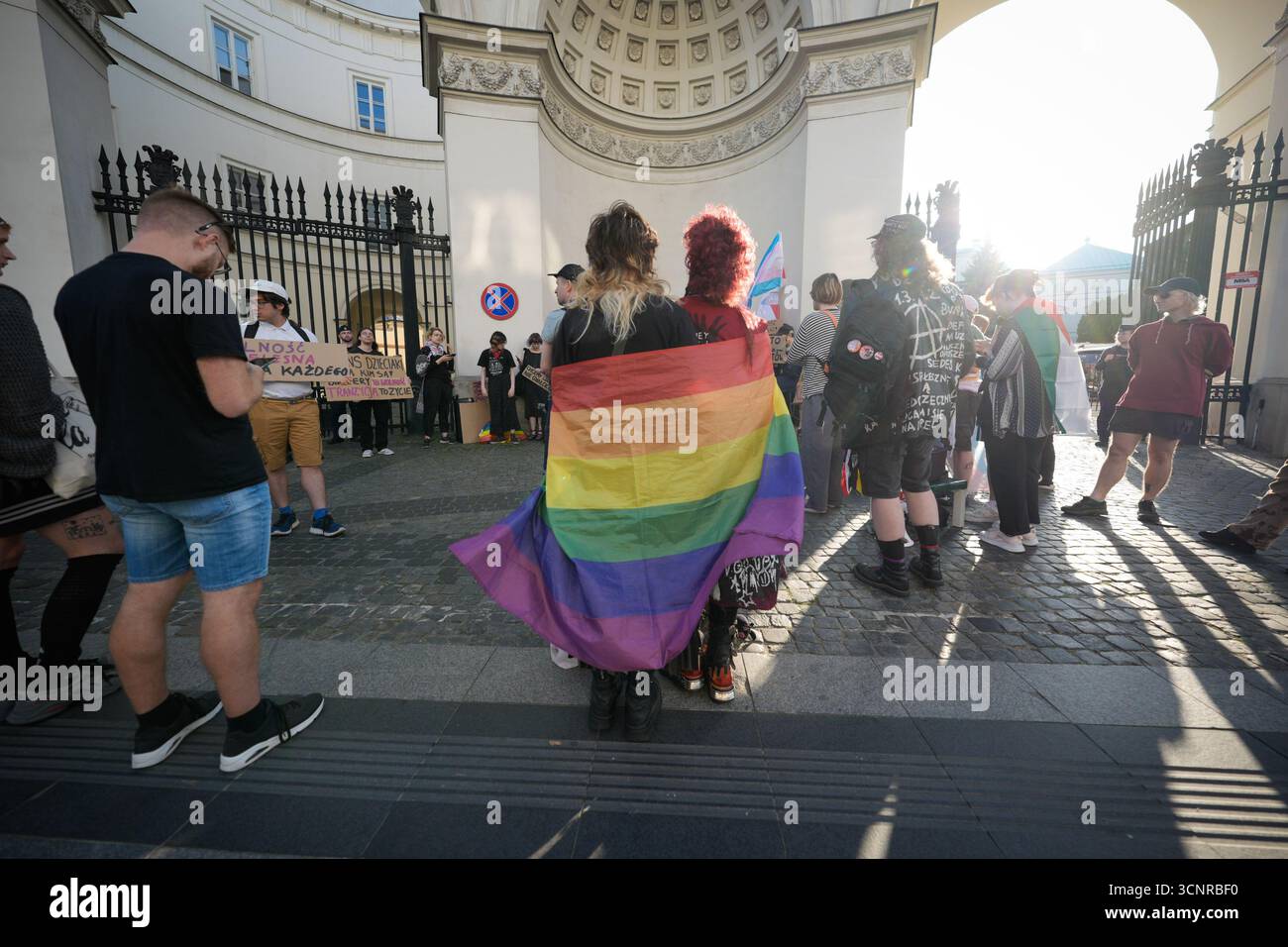 Warschau, Polen. September 2025. Mehrere Dutzend Menschen versammeln sich am 22. September 2025 vor dem Gesundheitsministerium in Warschau, Polen. Demonstranten fordern staatlich subventionierte Gesundheitsleistungen für Geschlechterübergänge, ein Mangel an legislativem Fortschritt und Unterstützung hat sich negativ auf die gesundheitlichen und finanziellen Bedingungen derjenigen ausgewirkt, die einen Übergang benötigen. (Foto: Jaap Arriens/SIPA USA) Credit: SIPA USA/Alamy Live News Stockfoto