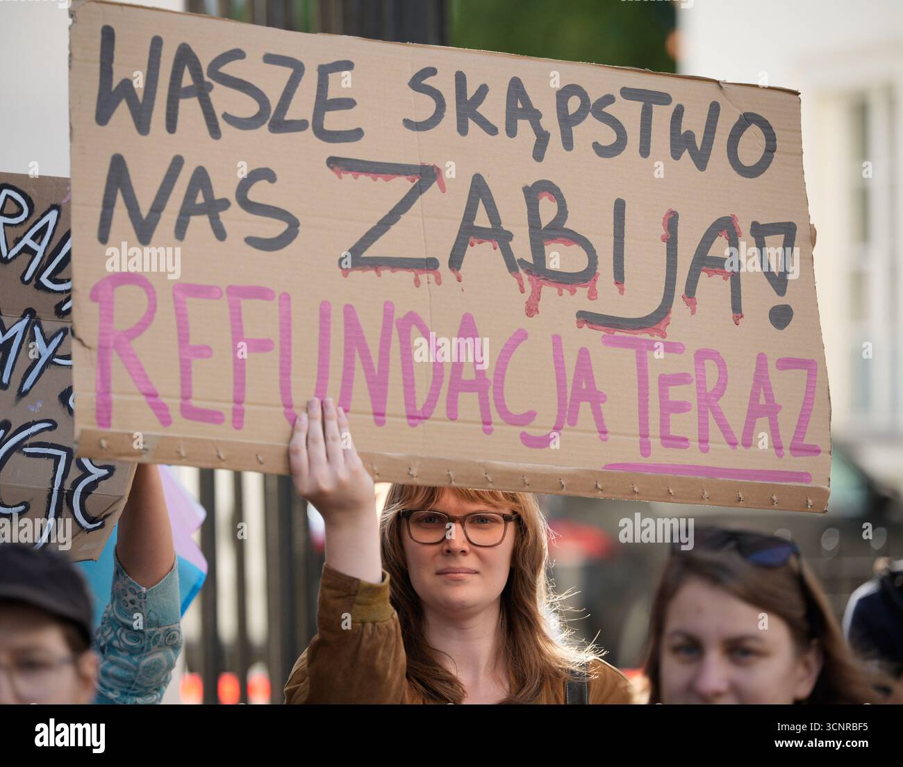 Warschau, Polen. September 2025. Mehrere Dutzend Menschen versammeln sich am 22. September 2025 vor dem Gesundheitsministerium in Warschau, Polen. Demonstranten fordern staatlich subventionierte Gesundheitsleistungen für Geschlechterübergänge, ein Mangel an legislativem Fortschritt und Unterstützung hat sich negativ auf die gesundheitlichen und finanziellen Bedingungen derjenigen ausgewirkt, die einen Übergang benötigen. (Foto: Jaap Arriens/SIPA USA) Credit: SIPA USA/Alamy Live News Stockfoto