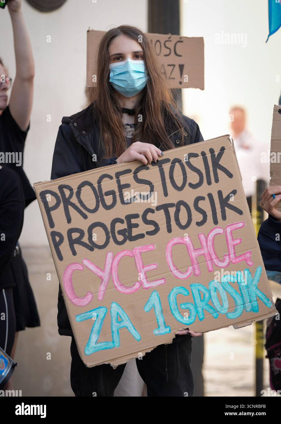 Warschau, Polen. September 2025. Mehrere Dutzend Menschen versammeln sich am 22. September 2025 vor dem Gesundheitsministerium in Warschau, Polen. Demonstranten fordern staatlich subventionierte Gesundheitsleistungen für Geschlechterübergänge, ein Mangel an legislativem Fortschritt und Unterstützung hat sich negativ auf die gesundheitlichen und finanziellen Bedingungen derjenigen ausgewirkt, die einen Übergang benötigen. (Foto: Jaap Arriens/SIPA USA) Credit: SIPA USA/Alamy Live News Stockfoto