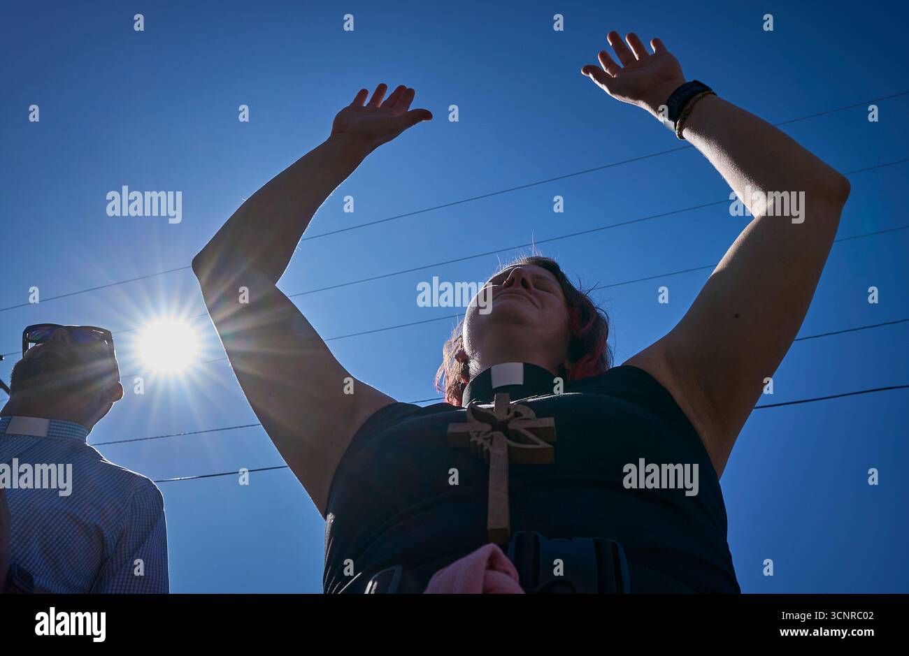 Pastor Kate Crisci erhebt ihre Arme im Gebet, als sie und andere United Methodists am 20. September 2025 vor einem EISGEFÄNGNIS in Tacoma, WA, protestieren. Stockfoto