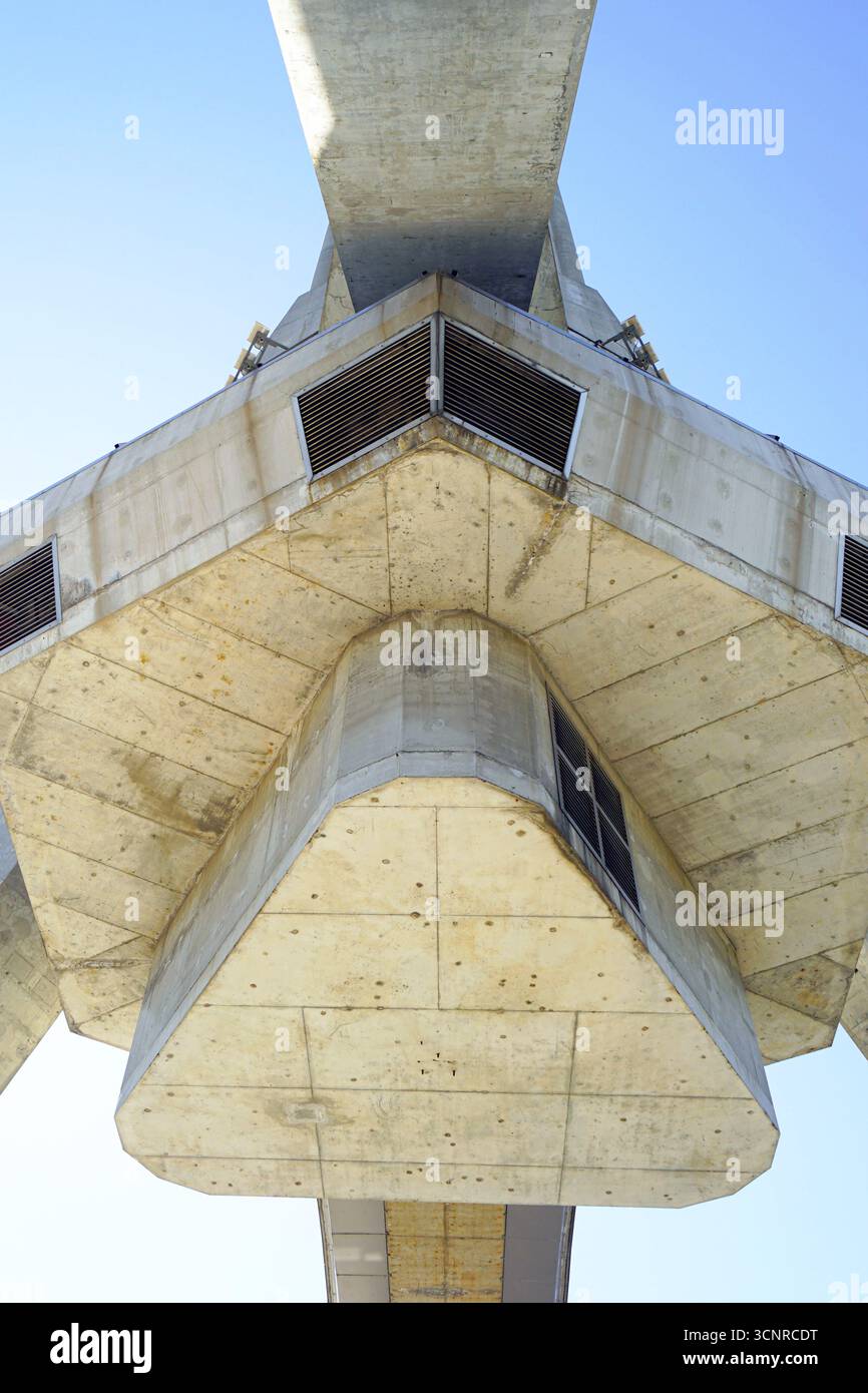 Avala Tower, Belgrad: Beeindruckende Betonkonstruktion, die die Ingenieurskunst unterstreicht. Modernistische Bautechniken und richtungsweisendes Design Stockfoto