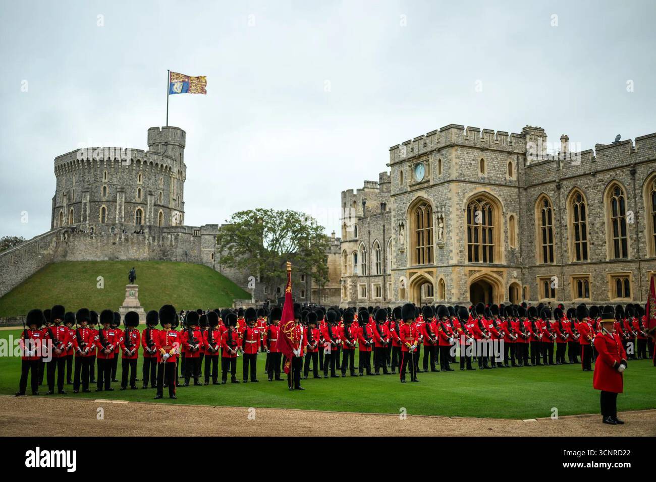 Die Garde of Honour steht auf dem Gelände von Windsor Castle während einer Staatszeremonie in Formation, mit Soldaten in roten Uniformen und Bärenfellhüten vor der historischen Burgkulisse in Windsor, England, am 17. September 2025. Bild mit freundlicher Genehmigung des Weißen Hauses. Stockfoto