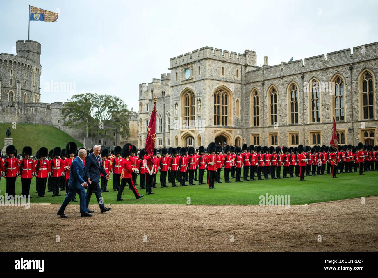 Präsident Donald Trump geht an der Seite von König Karl III. Während einer zeremoniellen Inspektion der Ehrengarde auf dem Gelände von Windsor Castle in Windsor, England, mit Reihen von Soldaten in roten Uniformen und Bärenfellhüten in Formation am 17. September 2025. Bild mit freundlicher Genehmigung des Weißen Hauses. Stockfoto