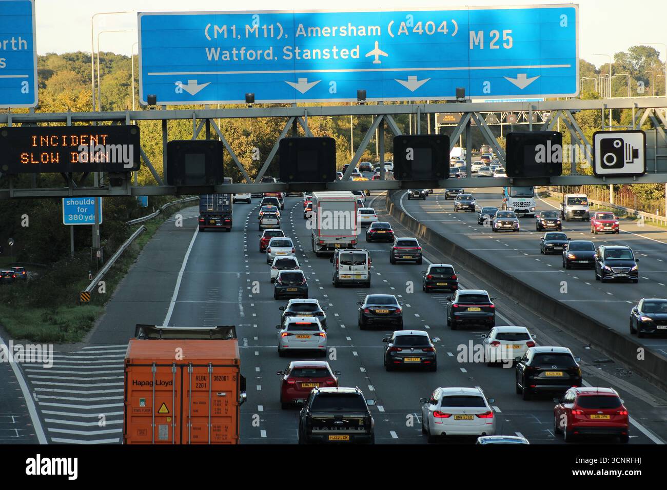 Vorfall auf der M25 in der Nähe von Abfahrt 17 mit starkem Verkehr Stockfoto