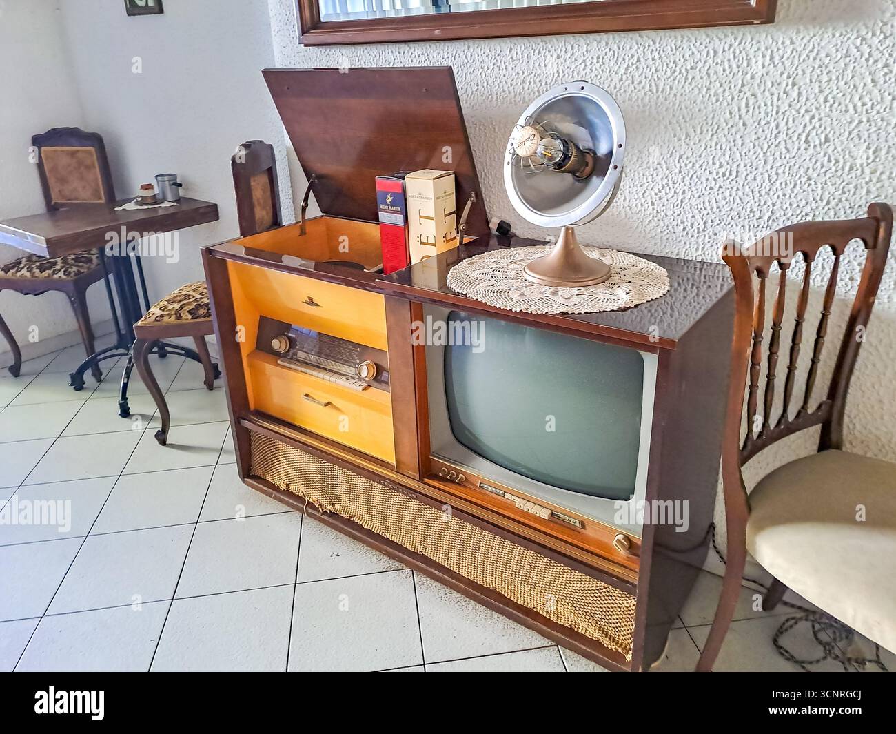 Cesenatico – Italien – 7. September 2025: Vintage-Entertainment-Center mit TV- und Schallplattenspieler. Hochwertige Fotos Stockfoto