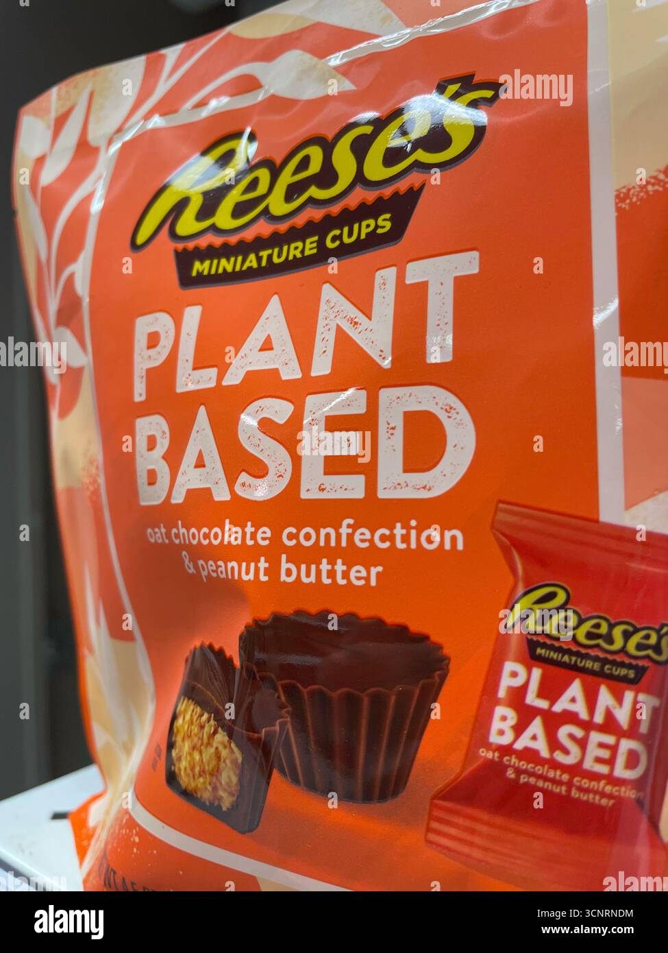 Stillleben einer Tüte mit Reeses pflanzlichem Erdnussbutter-Becher-Süßigkeiten, 2025, New York City, USA Stockfoto