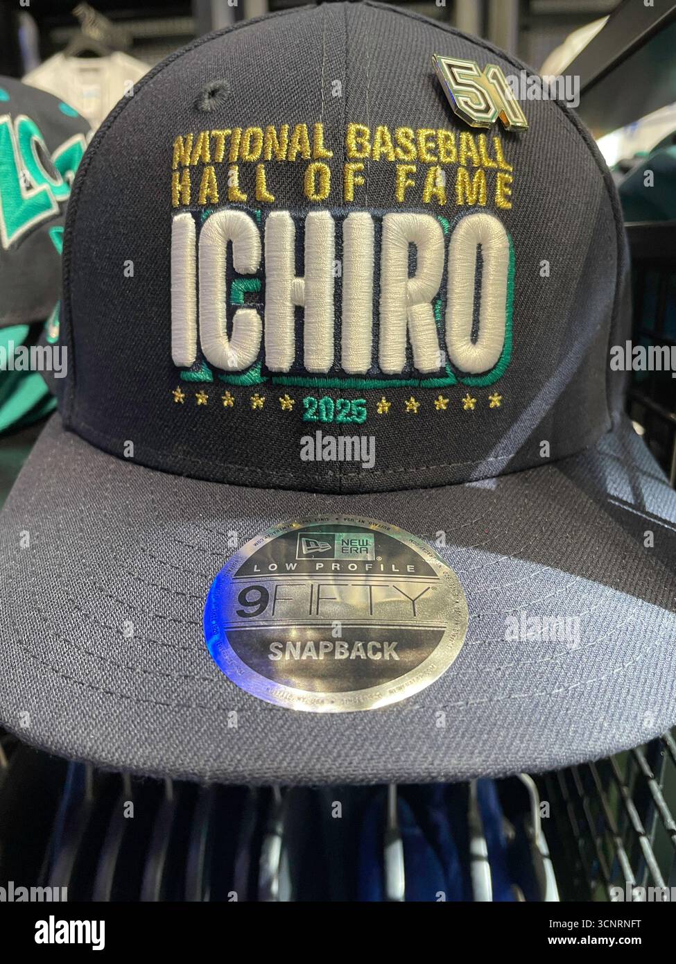 Das Hauptgeschäft im Rockefeller Center, New York City, USA 2025, bietet Sportartikel unter der Marke eines Teams - Smartphone-aufgenommenes Stockfoto