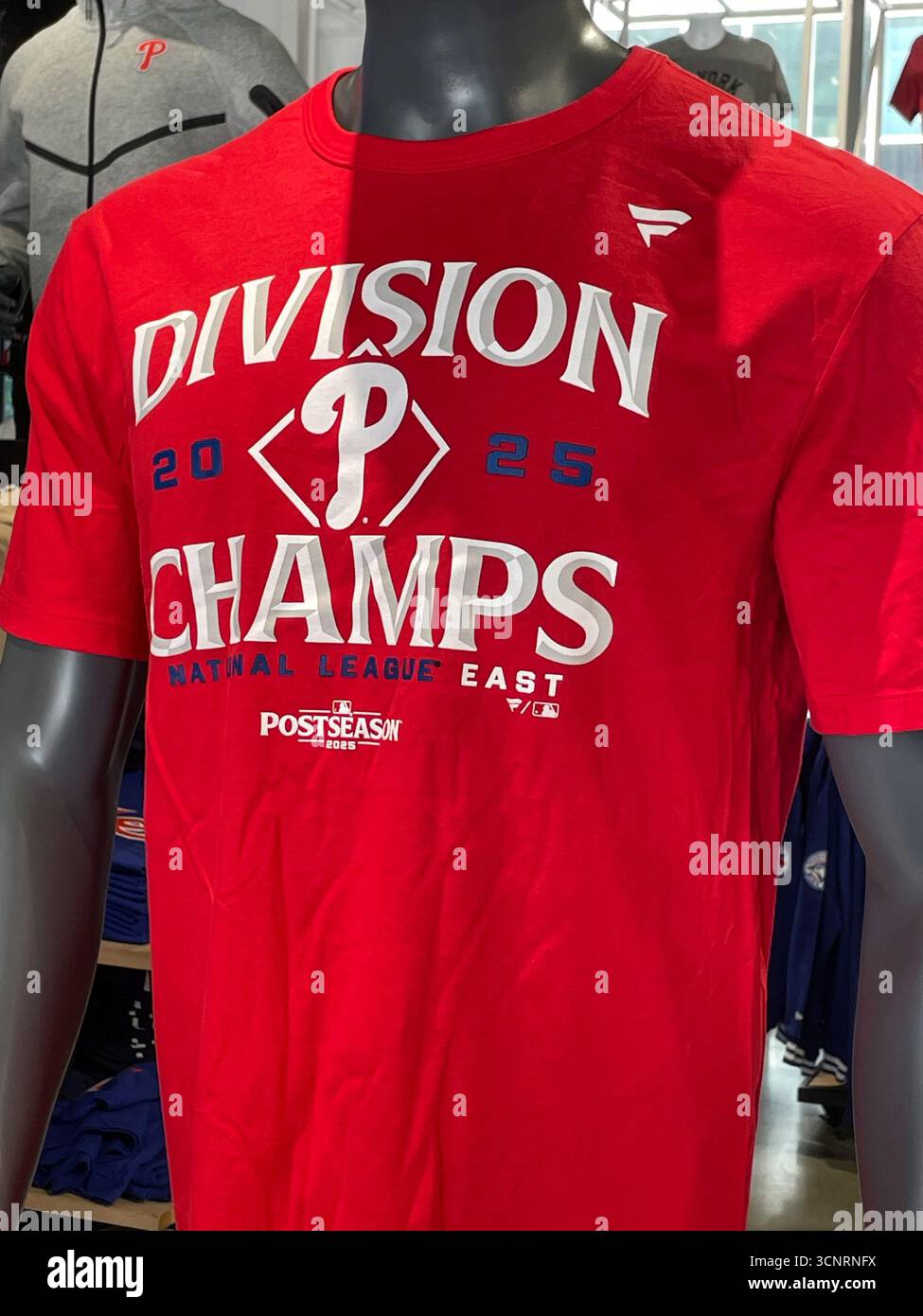 Das Hauptgeschäft im Rockefeller Center, New York City, USA 2025, bietet Sportartikel unter der Marke eines Teams - Smartphone-aufgenommenes Stockfoto