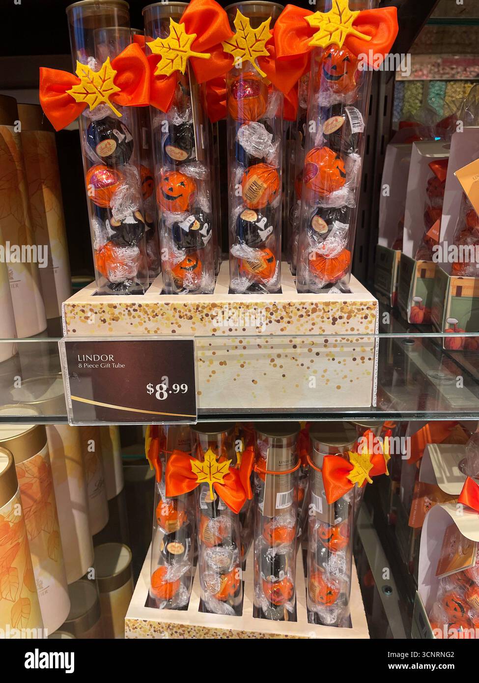 Lindt Chocolatier ist ein Schweizer Süßwarengeschäft in der 34th Street in der Nähe des Herald Square in New York City, USA 2025 - Smartphone-aufgenommenes Stockfoto