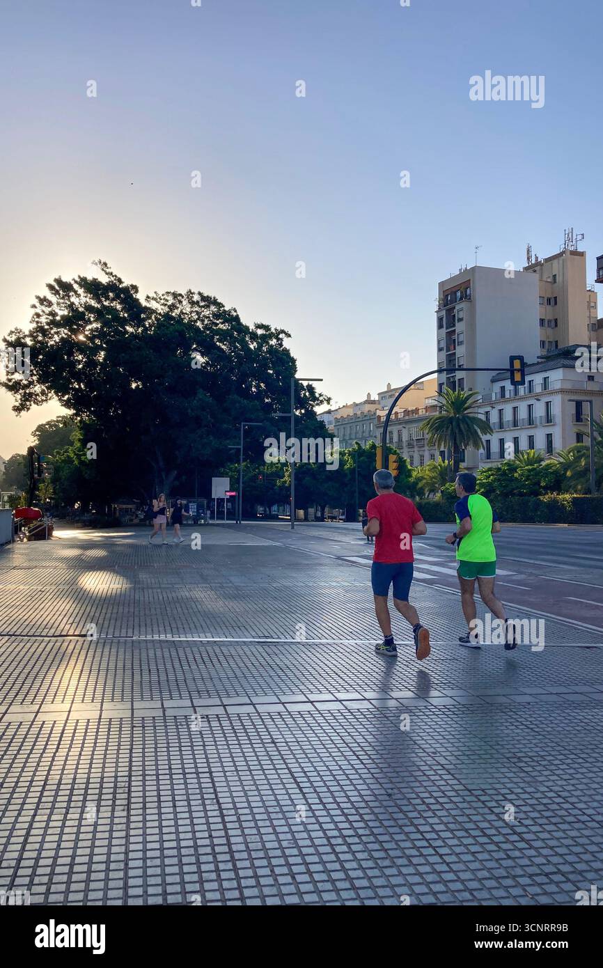 MALAGA, SPANIEN - 10. JULI 2025: Morgenspaziergang durch die ruhigen Straßen von Malaga, Spanien, mit sanftem Sonnenlicht und ruhiger Stadtatmosphäre. - Smartphone-aufgenommenes Stockfoto