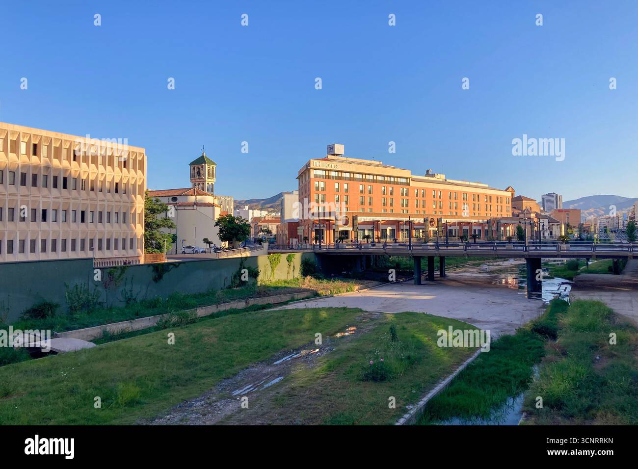 MALAGA, SPANIEN - 10. JULI 2025: Morgenspaziergang durch die ruhigen Straßen von Malaga, Spanien, mit sanftem Sonnenlicht und ruhiger Stadtatmosphäre. - Smartphone-aufgenommenes Stockfoto
