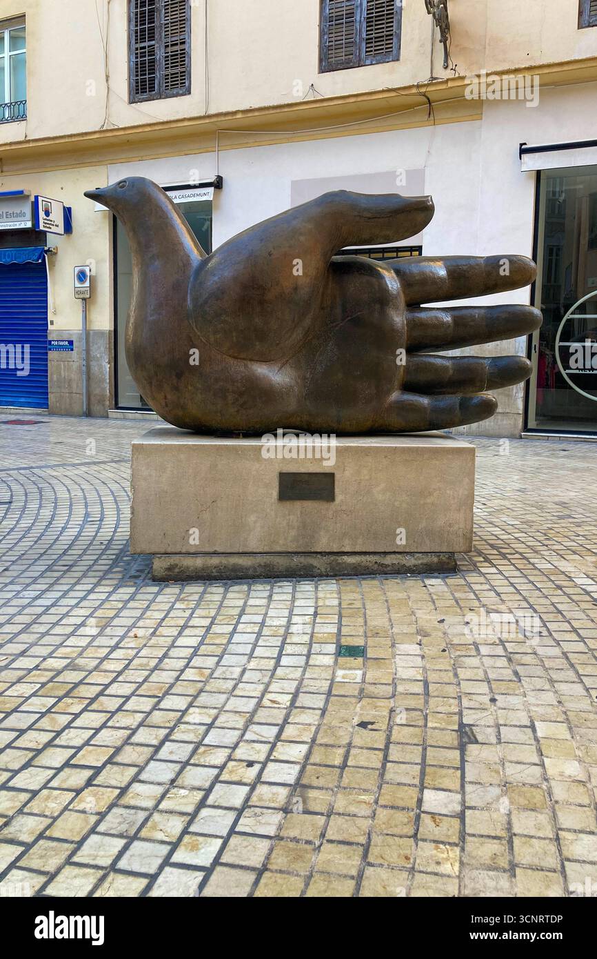 MALAGA, SPANIEN - 10. JULI 2025: Morgenspaziergang durch die ruhigen Straßen von Malaga, Spanien, mit sanftem Sonnenlicht und ruhiger Stadtatmosphäre. - Smartphone-aufgenommenes Stockfoto