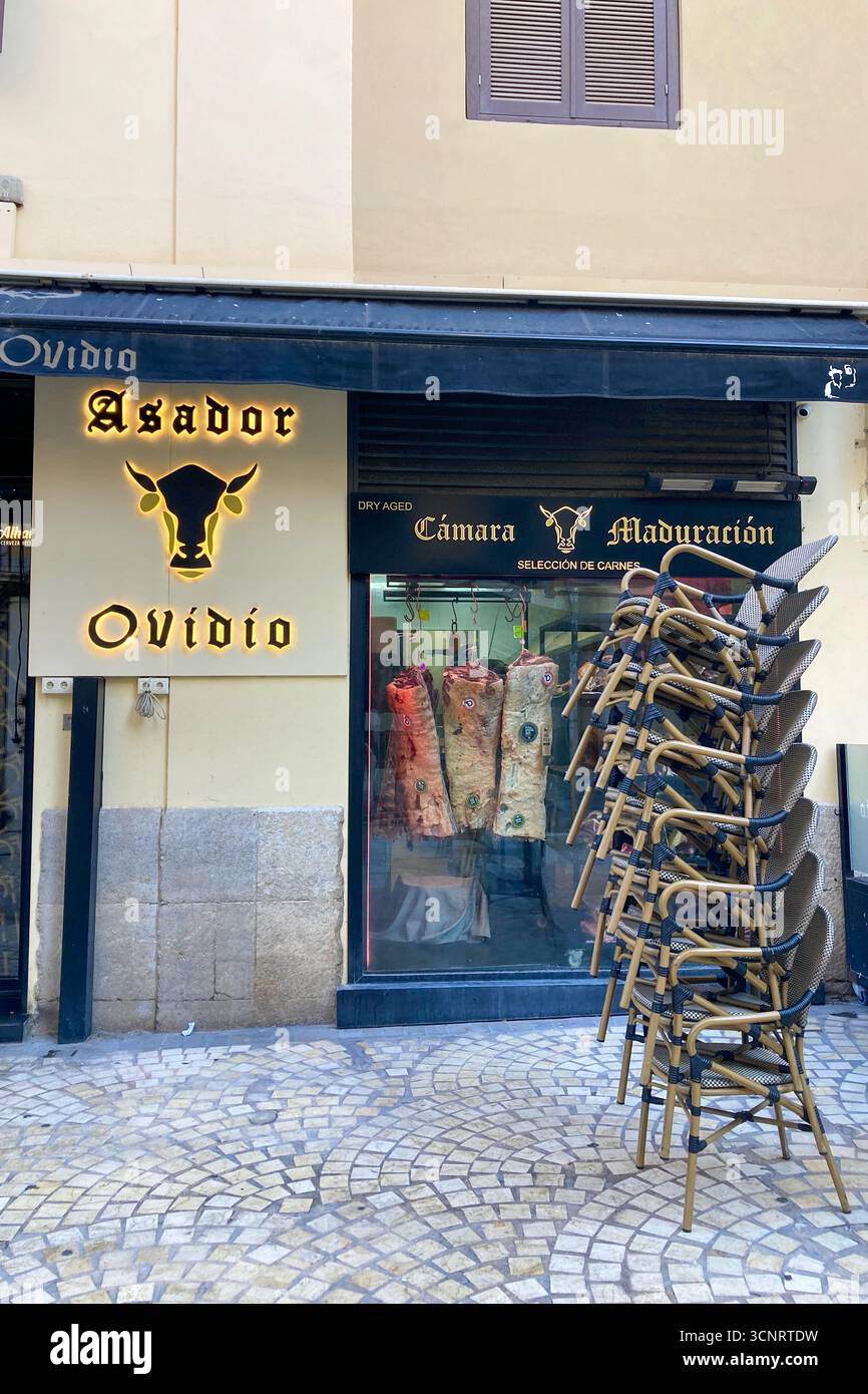 MALAGA, SPANIEN - 10. JULI 2025: Morgenspaziergang durch die ruhigen Straßen von Malaga, Spanien, mit sanftem Sonnenlicht und ruhiger Stadtatmosphäre. - Smartphone-aufgenommenes Stockfoto
