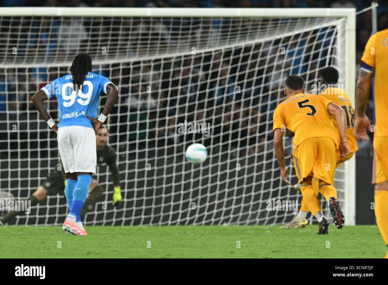 Napoli, Italien, 22. September 2025 M'Bala Nzola von Pisa SC 1990 konvertiert den Elfmeterschießen während der Serie A Enilive zwischen SSC Napoli vs Pisa FC 1909:Agostino Gemito/ Alamy Live News Stockfoto