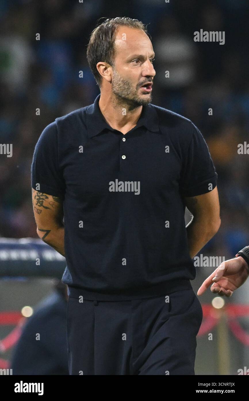 Napoli, Italien, 22. September 2025 Alberto Gilardino Trainer des Pisa SC 1990 sieht während der Serie A Enilive zwischen SSC Napoli vs Pisa FC 1909:Agostino Gemito/ Alamy Live News aus Stockfoto