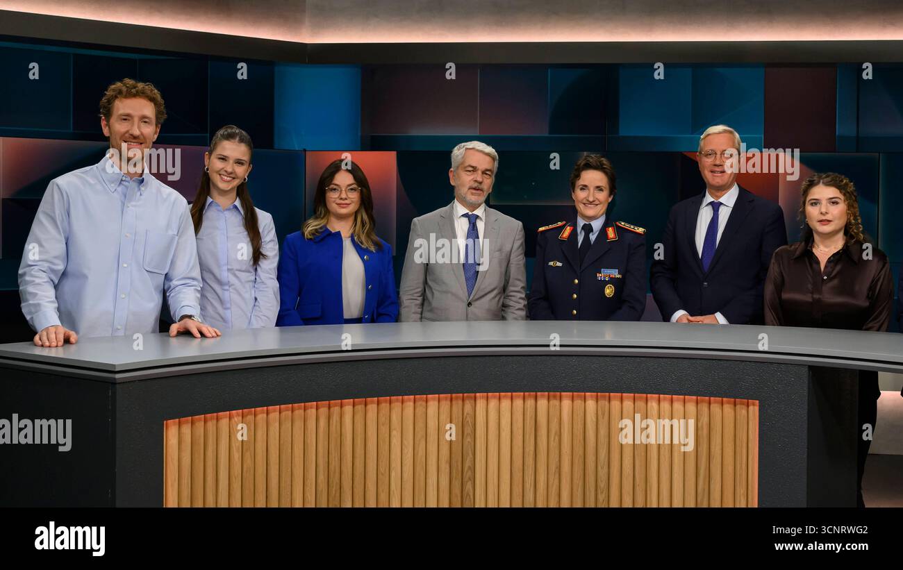 GER, Berlin, hart aber fair - Polittalk, TV, Format, mit Moderator - Louis Klamroth, das erste, das Thema: im Bild v.l.: Louis Klamroth, Helena Clear, Annabell Günther: Jura-Studentin und Reservistin, Carlo Masala, Dr. Nicole Schilling, Norbert Roettgen CDU: Stellv. Fraktionsvorsitzender, zustaendig für Auswaertiges und Verteidigung, Oezge Änan: Journalistin und Autorin, Ines Schwerdtner, DIE LINKE 22.09.2025, *** DE, Berlin, hart aber fair Polittalk, TV, Format, mit Moderator Louis Klamroth, das erste, das Thema im Bild V l Louis Klamroth, Helena Clear, Annabell Günther Jura Studentin und Re Stockfoto