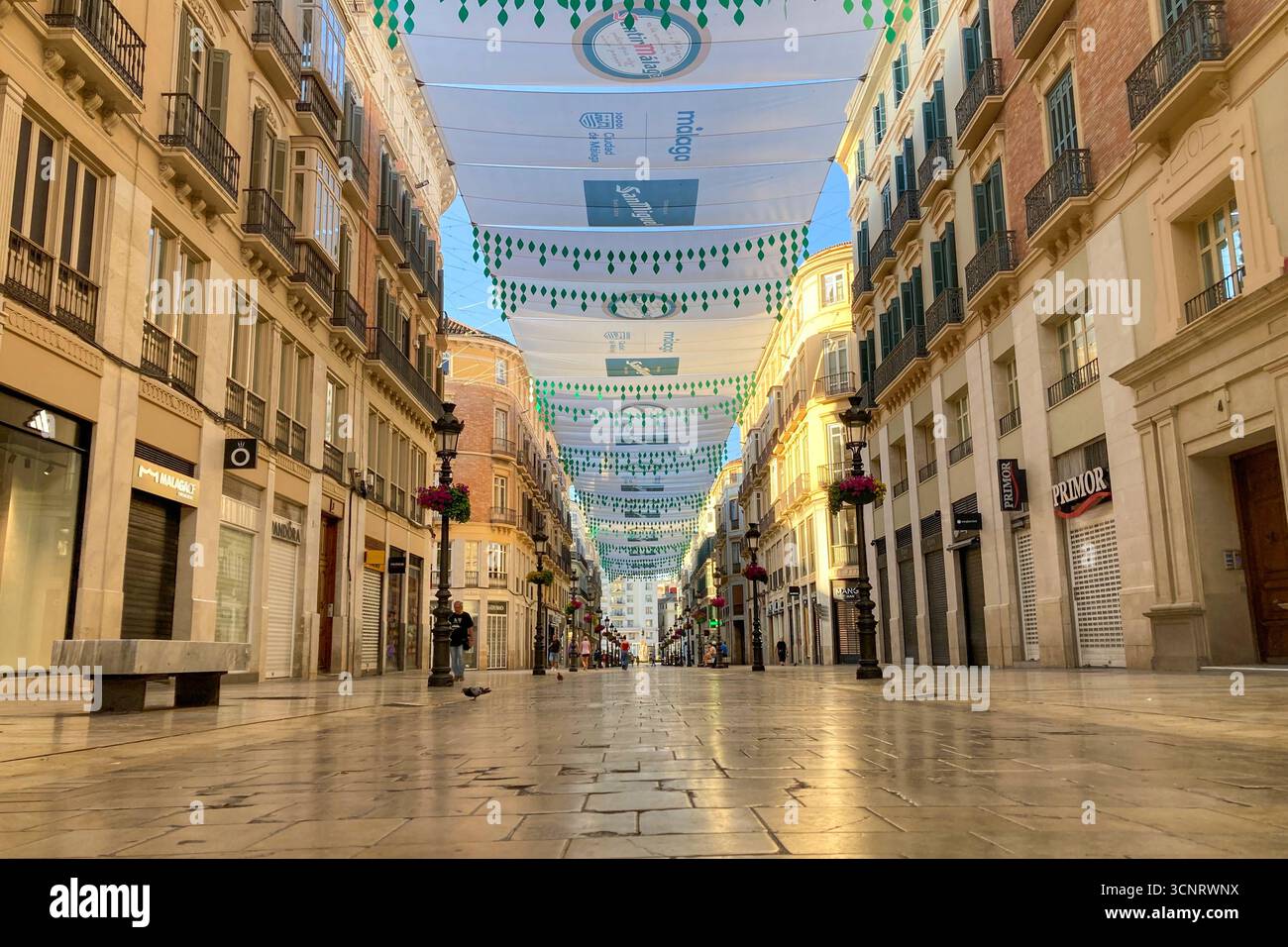 MALAGA, SPANIEN - 10. JULI 2025: Morgenspaziergang durch die ruhigen Straßen von Malaga, Spanien, mit sanftem Sonnenlicht und ruhiger Stadtatmosphäre. - Smartphone-aufgenommenes Stockfoto