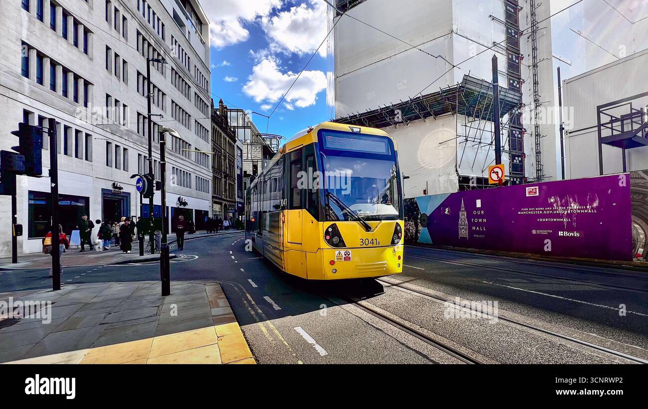 Eine Metrolink-Straßenbahn fährt am Rathaus von Manchester in der John Dalton Street vorbei Stockfoto