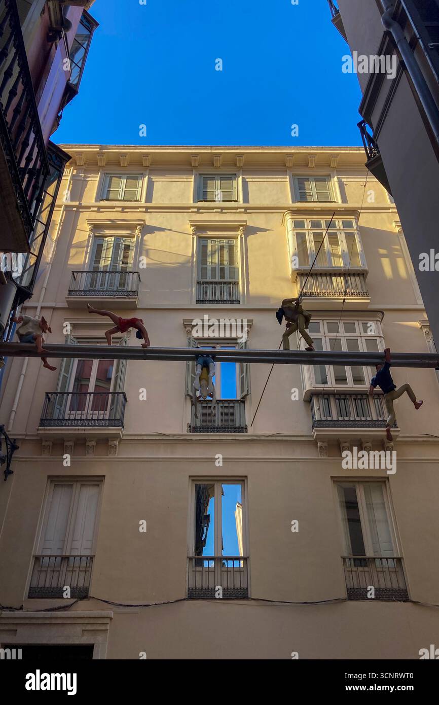 MALAGA, SPANIEN - 10. JULI 2025: Morgenspaziergang durch die ruhigen Straßen von Malaga, Spanien, mit sanftem Sonnenlicht und ruhiger Stadtatmosphäre. - Smartphone-aufgenommenes Stockfoto
