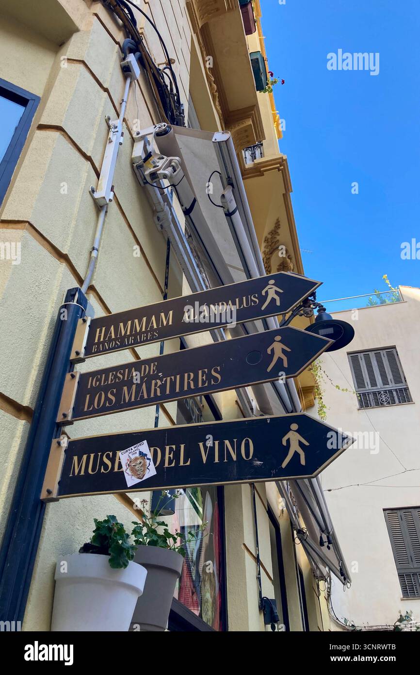 MALAGA, SPANIEN - 10. JULI 2025: Morgenspaziergang durch die ruhigen Straßen von Malaga, Spanien, mit sanftem Sonnenlicht und ruhiger Stadtatmosphäre. - Smartphone-aufgenommenes Stockfoto
