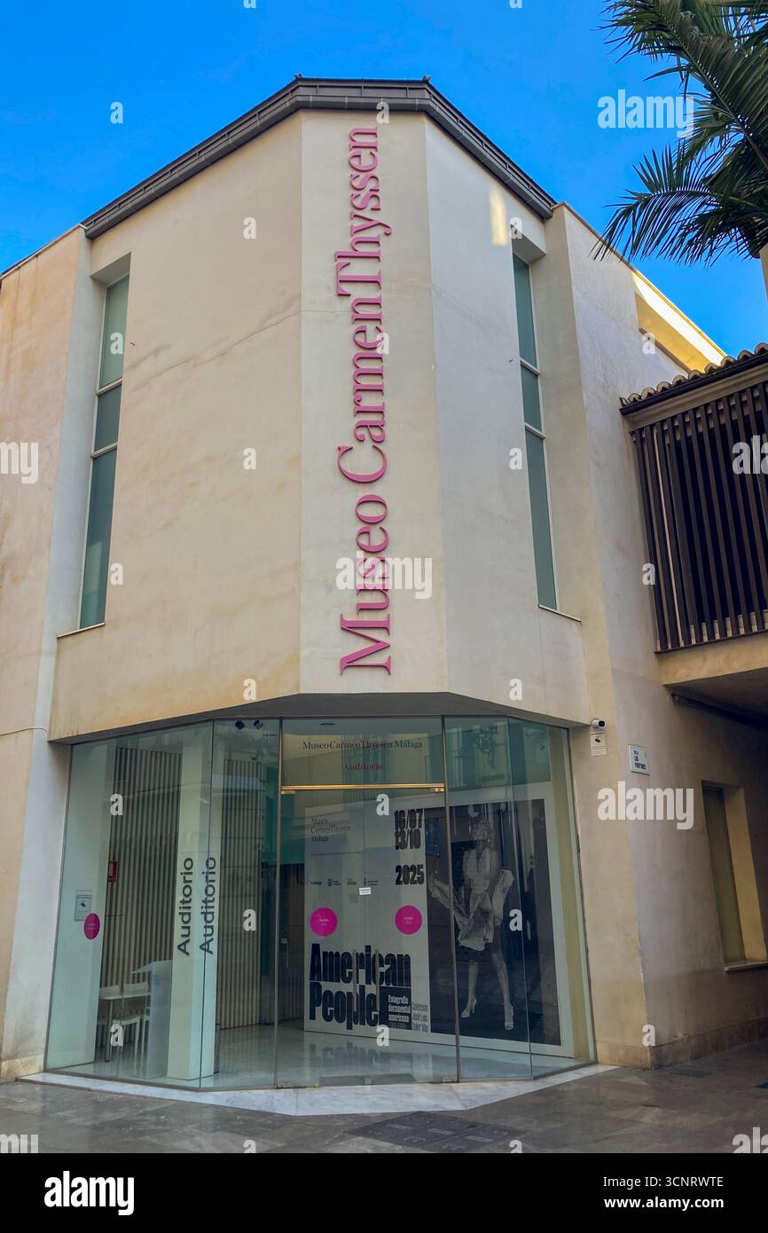 MALAGA, SPANIEN - 10. JULI 2025: Morgenspaziergang durch die ruhigen Straßen von Malaga, Spanien, mit sanftem Sonnenlicht und ruhiger Stadtatmosphäre. - Smartphone-aufgenommenes Stockfoto