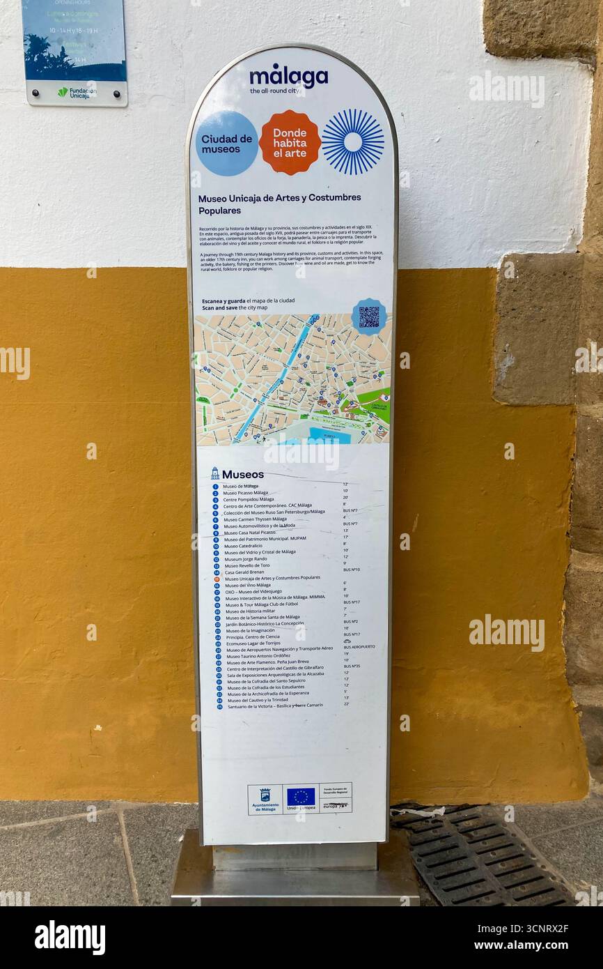 MALAGA, SPANIEN - 10. JULI 2025: Morgenspaziergang durch die ruhigen Straßen von Malaga, Spanien, mit sanftem Sonnenlicht und ruhiger Stadtatmosphäre. - Smartphone-aufgenommenes Stockfoto