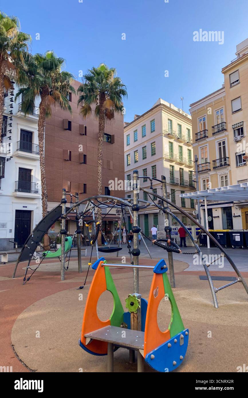 MALAGA, SPANIEN - 10. JULI 2025: Morgenspaziergang durch die ruhigen Straßen von Malaga, Spanien, mit sanftem Sonnenlicht und ruhiger Stadtatmosphäre. - Smartphone-aufgenommenes Stockfoto